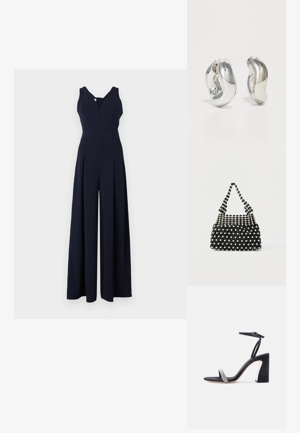 Marineblauer Jumpsuit mit tiefem V-Ausschnitt, ärmellosem Design und weit geschnittenen, plissierten Beinen. Hergestellt aus glattem, leichtem Stoff mit einem Reißverschluss auf der Rückseite.; Schwarze High-Heel-Sandale mit Knöchelriemen und funkelndem Strassriemen am Zehenbereich auf weißem Hintergrund.; Schwarze und weiße Handtasche mit Perlenbesatz und kurzem Griff, die abwechselnd perlenähnliche und schwarze facettierte Perlen in einem karierten Muster zeigt.; Silberne skulpturale Ohrringe mit glatten, geschwungenen Formen und reflektierenden Oberflächen. Sie verfügen über ein geschlossenes Ringdesign und eine ausgeprägte organische Form.