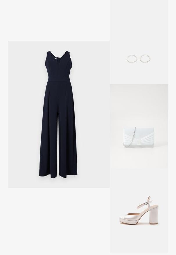 Marine jumpsuit med dyb V-udskæring, ærmeløs design og brede plisserede ben. Fremstillet af glat, let stof med lynlås i ryggen.; Hvid højhælet sandal med blokhæl, platfod, åben tå og ankelrem med spænde, vist fra siden.; Lyseblå clutchtaske med plisseret design. Har en rektangulær form, kædestrop og en glat tekstur med en central accent.; Et par sølv hoopsøreringe med subtile graveringer, placeret på en ensfarvet hvid baggrund.