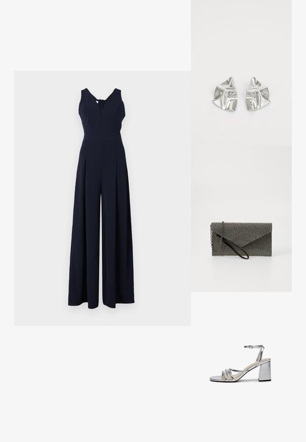 Marineblauer Jumpsuit mit tiefem V-Ausschnitt, ärmellosem Design und weit geschnittenen, plissierten Beinen. Hergestellt aus glattem, leichtem Stoff mit einem Reißverschluss auf der Rückseite.; Silberne metallische High-Heel-Sandale mit Blockabsatz, dünnem Knöchelriemen und mehreren breiten Riemen über dem Vorderfuß. Glatte Textur.; Metallisch graue Clutch-Tasche mit strukturiertem Mesh-Muster, Kuvert-Design, Kettenriemen und einem eleganten, dünnen Handgelenkriemen.; Silberne Metallohrringe mit einem wellenförmigen, skulpturalen Design, das eine polierte Oberfläche und unregelmäßige Formen aufweist, die eine zeitgenössische Ästhetik betonen.