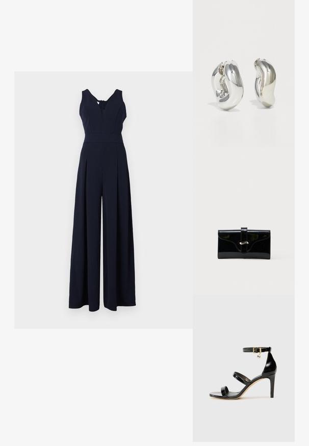 Marine jumpsuit med dyb V-udskæring, ærmeløs design og brede plisserede ben. Fremstillet af glat, let stof med lynlås i ryggen.; Sorte patenterede lædersandaler med tre stropper, ankelspænde og 10 cm stiletthæl. Har detaljer i guld og et logo charms.; Sort blank rektangulær pung med forreste rem og sølvfarvet metalspænde, sat mod en ensfarvet hvid baggrund.; Sølvskulpturelle øreringe med glatte, buede former og reflekterende overflader. Har et lukket hoop-design og en markant organisk form.