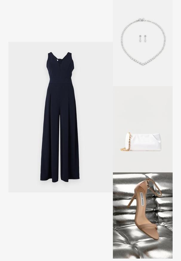 Marineblauer Jumpsuit mit tiefem V-Ausschnitt, ärmellosem Design und weit geschnittenen, plissierten Beinen. Hergestellt aus glattem, leichtem Stoff mit einem Reißverschluss auf der Rückseite.; Nudefarbene High-Heel-Sandale mit Knöchelriemen und einer glatten, glänzenden Textur, vor einem metallisch silbernen, gepolsterten Hintergrund.; Weiße weiche Clutch-Tasche mit goldener Kettenriemen, verziert mit klaren Edelsteinen, vor einem einfarbigen hellgrauen Hintergrund.; Rhinestone-Halskette mit einem V-förmigen Design und silberfarbenem Metall. Dazu passende hängende Ohrringe mit tropfenförmigen Steinen.