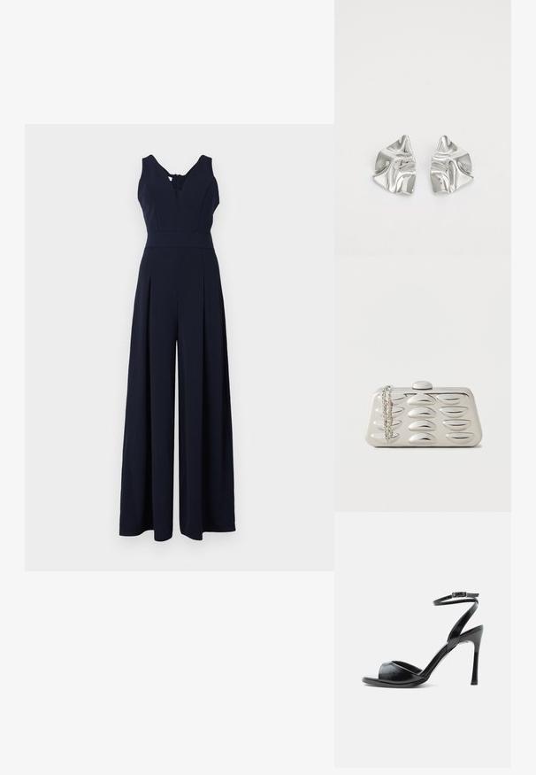 Marine jumpsuit med dyb V-udskæring, ærmeløs design og brede plisserede ben. Fremstillet af glat, let stof med lynlås i ryggen.; Sort højhælet sandal med åben tå, tynd stilethæl og ankelrem med spænde på hvid baggrund.; Rektangulær sølvclutch med forhøjede ovale mønstre på forsiden og en sølvkæde, der hænger over det ene hjørne, på en ensfarvet baggrund.; Sølvmetal øreringe med et bølgende, skulpturelt design, der har en poleret overflade og uregelmæssige former, hvilket fremhæver en moderne æstetik.