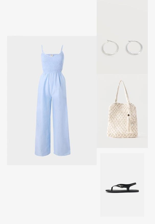 Lysblå jumpsuit lavet af blødt stof, med et smocked bodice, tynde stropper og vide ben for en løs pasform.; Sort flad sandal med ankelrem, tæsepind og sølvspænde på glat sål, vist fra siden på hvid baggrund.; Hvid vævet bomuldsnet med flettede håndtag og en hængende kvast med en træperle.; Sølvfarvede metaloorringe med glat, let buet overflade og låsemekanisme på en ensfarvet hvid baggrund.
