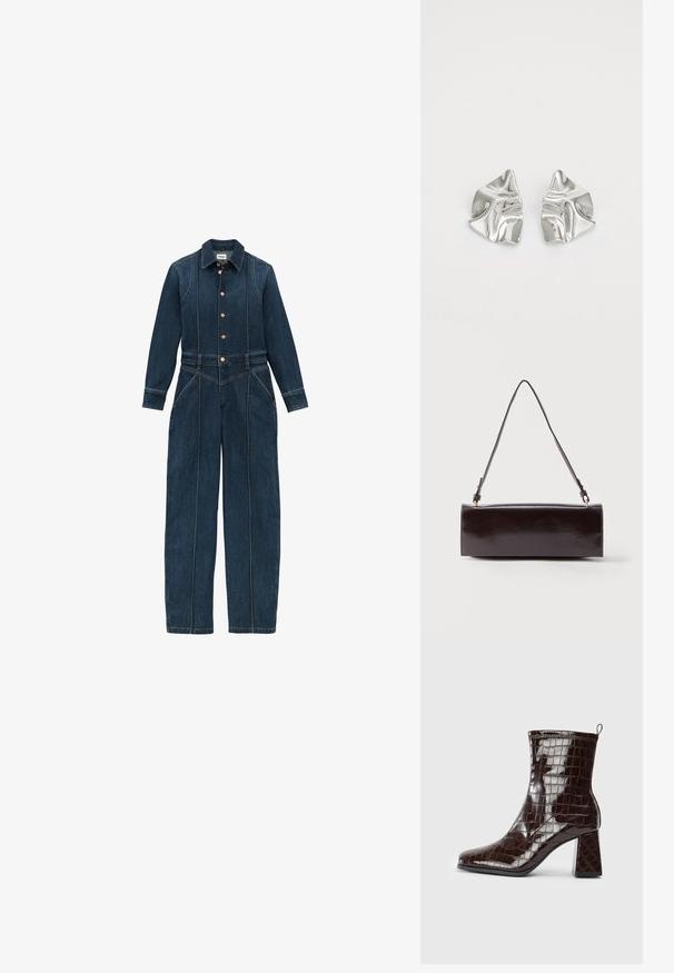 Donkerblauwe denim jumpsuit met lange mouwen, knoopsluiting aan de voorkant, klassieke kraag en brede pijpen. Kenmerkende stikseldetails overal.; Donkerbruin gepatineerd leren enkelboot met krokodillenstructuur, blokhak en trekband aan de achterkant, tegen een witte achtergrond.; Rechthoekige zwarte leren handtas met een enkele lange schouderband en een glanzende afwerking, weergegeven tegen een effen witte achtergrond.; Zilveren metalen oorbellen met een golvend, sculpturaal ontwerp, voorzien van een gepolijste afwerking en onregelmatige vormen, die een hedendaagse esthetiek benadrukken.