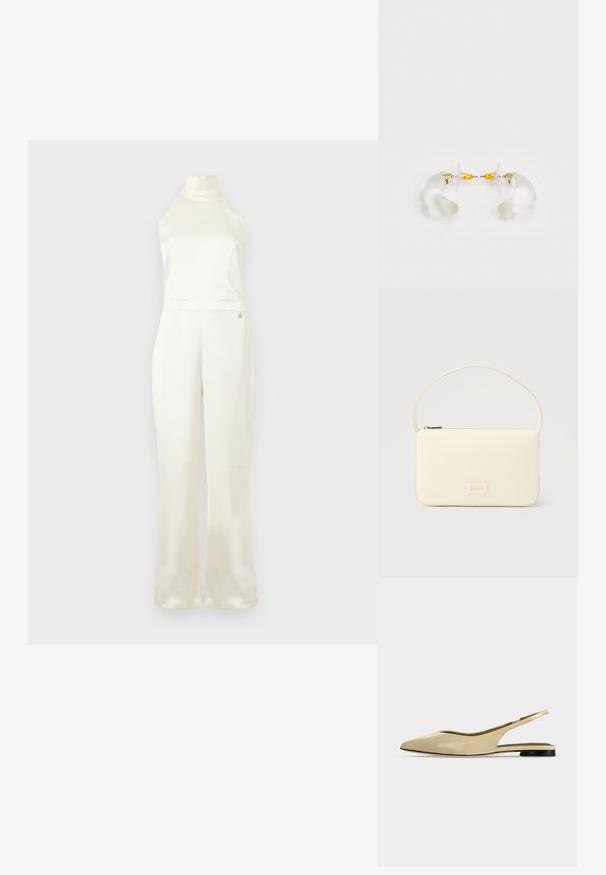 Creme satin jumpsuit med høj hals, tætsiddende buste og vidde ben. Har et lille logo-detail nær taljen. Glat struktur.; Beige spids tå slingback flad sko med lav sort hæl og en glat læderfinish, vist fra siden på en ensfarvet baggrund.; Kremfarvet rektangulær håndtaske med en enkelt rem og lynlås øverst, med en lille præget logo-plakette foran.; Klare akryl hoops øreringe med guld accenter, der har et buet design og en transparent lås. Glat tekstur, minimalistisk stil.