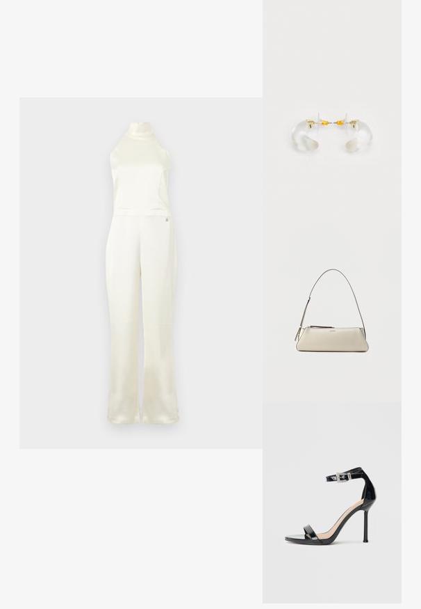 Creme satin jumpsuit med høj hals, tætsiddende buste og vidde ben. Har et lille logo-detail nær taljen. Glat struktur.; Sort højhælet sandal i laklæder med ankelrem. Har minimalistisk design, åben tå og spænde med rhinsten-detaljer.; Lille beige læder skuldertaske med tynd rem og lynlås, mærket med et diskret metal-logo på frontens midte.; Klare akryl hoops øreringe med guld accenter, der har et buet design og en transparent lås. Glat tekstur, minimalistisk stil.