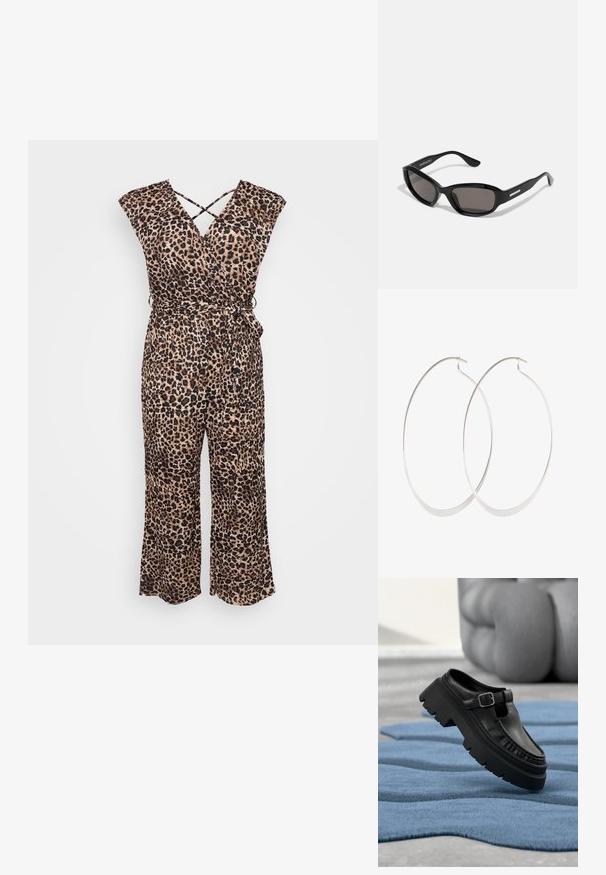 Jumpsuit met luipaardprint in lichte stof; heeft een wikkelontwerp, kapmouwen en een aansluitende taille met een strikdetail, brede flare benen.; Zwarte leren loafer met dikke grof profielzool en zilveren gesp, schuin geplaatst op een gestructureerd blauw vloerkleed.; Zwarte zonnebril met een rechthoekig frame, donkere lenzen, gladde plastic materiaal en een metalen accent op de poot.; Zilveren oorringen met een dun, glad ontwerp; langwerpige ovale vorm; gepolijste afwerking; voorzien van een veilige haaksluiting.