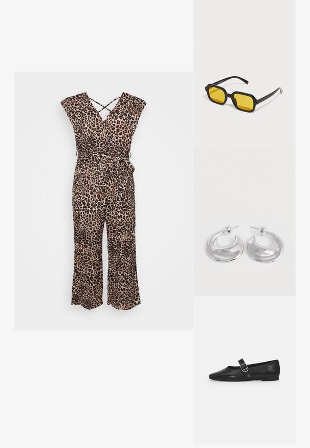 Jumpsuit met luipaardprint in lichte stof; heeft een wikkelontwerp, kapmouwen en een aansluitende taille met een strikdetail, brede flare benen.; Zwarte leren platte schoen met een ronde neus, een enkele verstelbare gespsluiting en een gladde, glanzende textuur. Minimalistisch ontwerp met een lage hak.; Zwarte rechthoekige zonnebril met gele lenzen. Kenmerken zijn onder andere dikke monturen en een hoekig ontwerp met een gladde, glanzende afwerking.; Een paar gepolijste zilveren halve maanvormige creolen met heldere plastic achterkanten op een witte ondergrond.