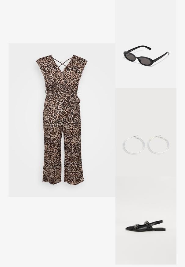 Leopardenmuster-Jumpsuit aus leichtem Material; verfügt über ein Wickeldesign, kurze Ärmel und eine taillierte Taille mit einer Bindeschleife sowie weit ausgestellten Beinen.; Even&Odd Sling-Ballerina - black; Even&Odd Sonnenbrille - black; Paar glänzende silberne Creolen mit dünnen Drahtverschlüssen, dargestellt vor einem hellgrauen Hintergrund.