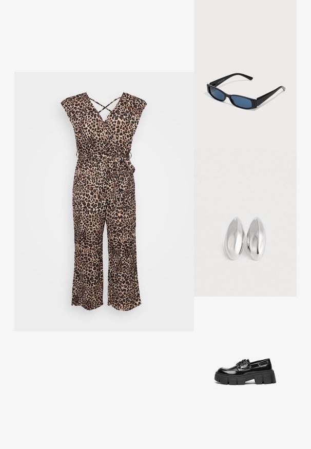 Jumpsuit met luipaardprint in lichte stof; heeft een wikkelontwerp, kapmouwen en een aansluitende taille met een strikdetail, brede flare benen.; Zwarte gepatineerde leren instappers met een chunky zwart plateauzool en decoratieve oogjes. Gladde textuur met ronde neus en vetersluiting.; Zwarte zonnebril met een slank rechthoekig frame en blauwe lenzen. Heeft een gladde textuur en stevige pootjes. Merklogo aan de zijkant.; Een paar gladde, glanzende zilveren ovale objecten die naast elkaar zijn geplaatst op een eenvoudige witte achtergrond.