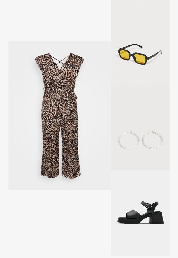 Jumpsuit met luipaardprint in lichte stof; heeft een wikkelontwerp, kapmouwen en een aansluitende taille met een strikdetail, brede flare benen.; Zwarte leren platform sandalen met een open teen ontwerp, enkelbandje en een stevige vierkante hak. Soepele textuur en minimalistische stijl.; Zwarte rechthoekige zonnebril met gele lenzen. Kenmerken zijn onder andere dikke monturen en een hoekig ontwerp met een gladde, glanzende afwerking.; Een paar glanzende zilveren oorringen met dunne draadafsluitingen, getoond op een lichtgrijze achtergrond.