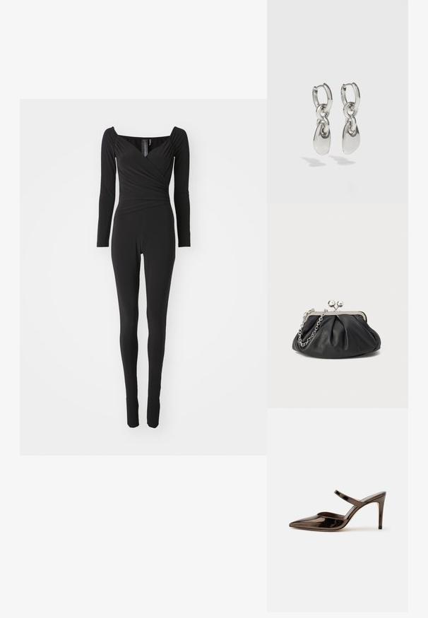 Sort langærmet jumpsuit med firkantet halsudskæring, indpakningsdesign ved kropholdet og tætsiddende ben, lavet af strækbart stof.; Skinnende mørkebrune mule med spids tå og høje hæle med en tynd rem over foden på en ensfarvet hvid baggrund.; Sort læder clutch med samlet tekstur, sølvfarvet metalramme, kys-lås lukning og kædestrop. Glat, blød overflade.; Sølvøreringe med forlængede ovale led, der har en poleret overflade og en struktureret dråpevedhæng. Enkel design med glatte kanter.