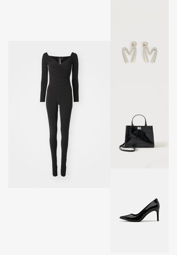 Sort langærmet jumpsuit med firkantet halsudskæring, indpakningsdesign ved kropholdet og tætsiddende ben, lavet af strækbart stof.; Sorte laklæder højhælede pumps med spids tå og slank silhuet, prydet med en glat overflade og minimalistisk design.; Sort håndtaske i laklæder med afrundede håndtag, aftagelig skulderrem og sølvspænde på ensartet hvid baggrund.; Par sølvtonede metaleøreringe formet som den kantede bogstav M med runde fester på en hvid baggrund.