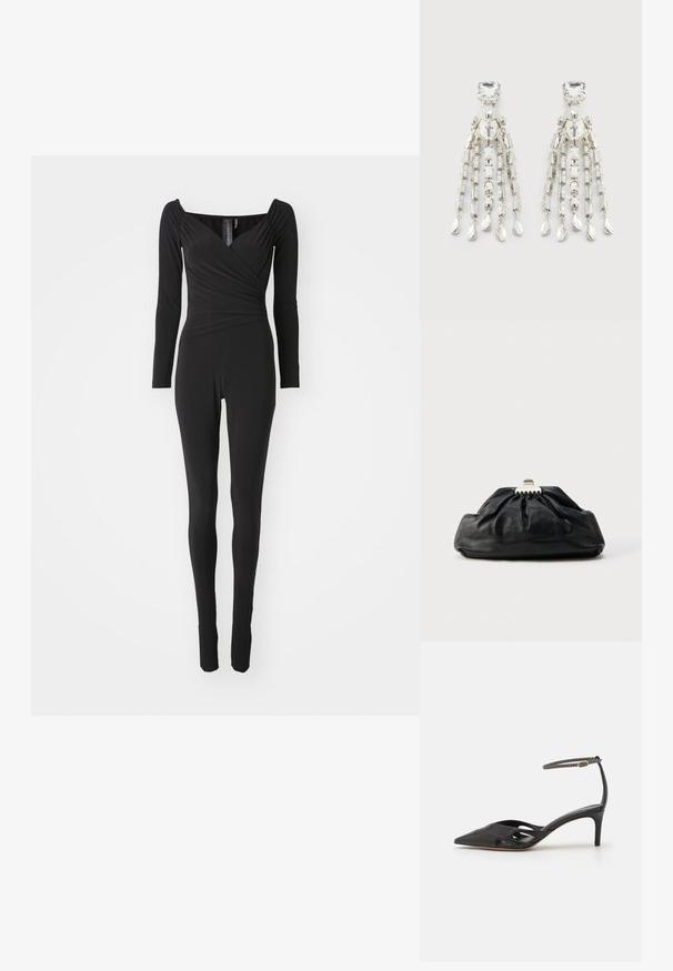 Sort langærmet jumpsuit med firkantet halsudskæring, indpakningsdesign ved kropholdet og tætsiddende ben, lavet af strækbart stof.; Sort læder højhælet sko med spids tå, åbne sider og en tynd ankelrem med en lille guld detalje.; Sort læderclutch med en samlet tekstur, metal lukning og diskret præget logo på forsiden. Rundet form.; Sølvfarvede chandelier øreringe med firkantede studs, runde perler og hængende kæde-strenge der ender i dråbeformede charms.