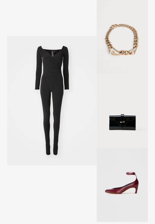 Musthave musta pikkade varrukatega jumpsuit, millel on ruudukujuline kaelus, kehas kokkuvolditud disain ja ja kitsa säärega, valmistatud venivast kangast.; Burgundi värvi nahast kõrged kontsad ümmarguste varvaste ja pahkluu rihmaga, mõõduka koonusja kontsaga ja sileda viimistlusega.; Must läikiv ristkülikukujuline rahakott ees oleva rihma ja hõbedase metallist kinnitusega, valgel tasasel taustal.; Tugevast kullast kettst käevõru kõverate lülidega ja kahe valge pärliga heledal taustal.