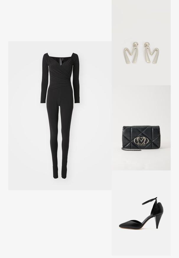 Schwarzer, langärmeliger Jumpsuit mit quadratischem Ausschnitt, Wickeldesign am Oberteil und enganliegenden Beinen, gefertigt aus dehnbarem Stoff.; Schwarzer Leder-Pumps mit spitz zulaufender Vorderkappe, Knöchelriemen und kegelstumpfförmigem Absatz vor weißem Hintergrund.; Love Moschino SMART DAILY BAG - Umhängetasche - black; Paar silberfarbene Metallohrringe in Form des kantigen Buchstabens M mit abgerundeten Stegen auf weißem Hintergrund.