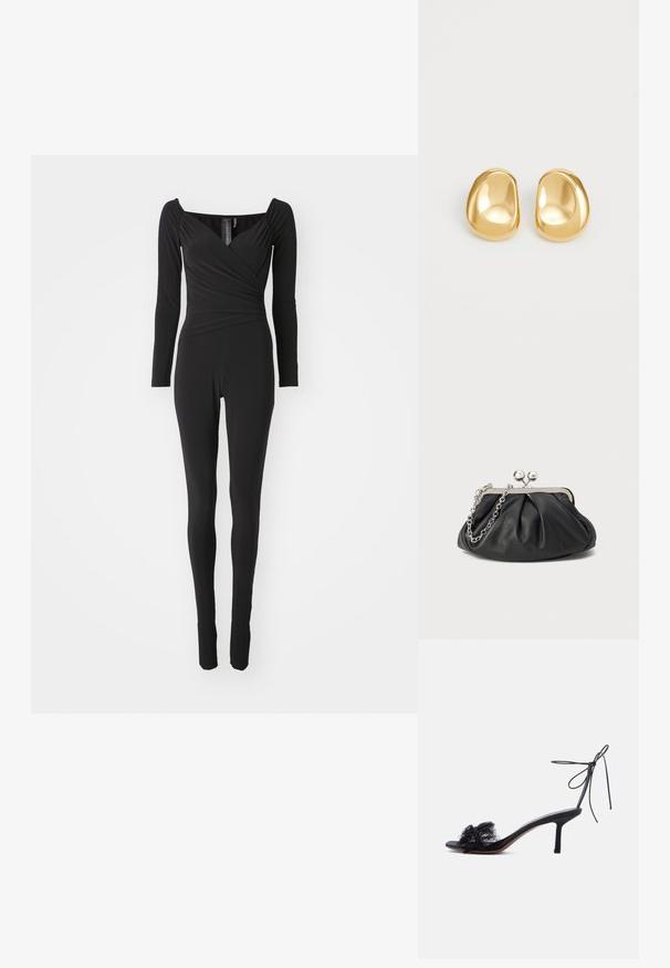 Sort langærmet jumpsuit med firkantet halsudskæring, indpakningsdesign ved kropholdet og tætsiddende ben, lavet af strækbart stof.; Sort åben tå sandaler med høje hæle, ankelrem og blonde detaljer på den forreste rem mod en ensfarvet lys baggrund.; Sort læder clutch med samlet tekstur, sølvfarvet metalramme, kys-lås lukning og kædestrop. Glat, blød overflade.; Guldfarvede stud øreringe med en glat, rund form og en reflekterende overflade, der fremhæver et minimalistisk design uden synlige mønstre.
