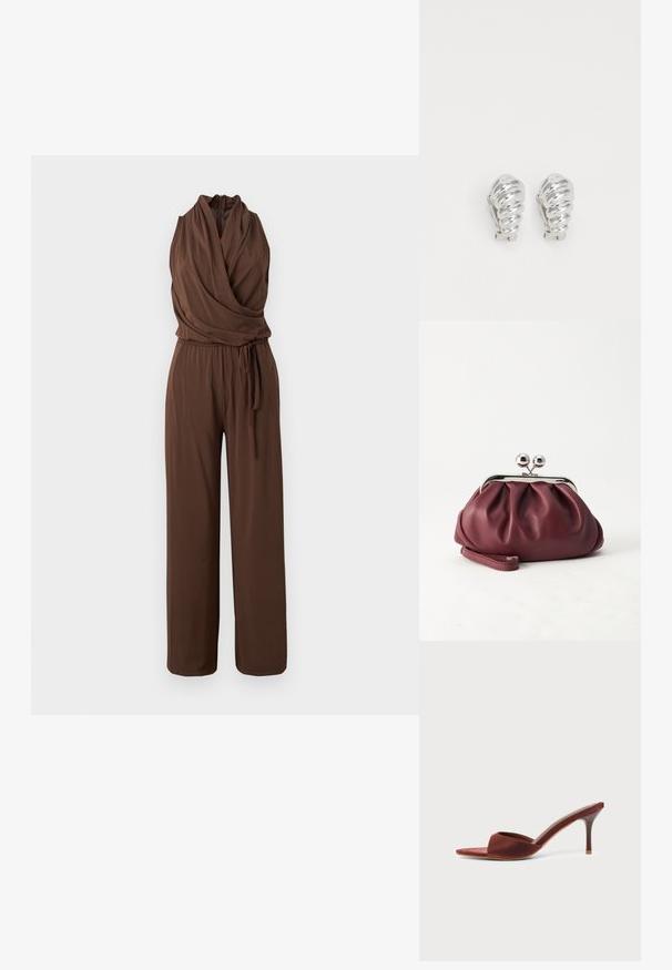 Combinaison marron sans manches avec col en V drapé, taille cintrée avec ceinture nouée et pantalon à jambes larges sur fond uni.; Mule en daim marron à talon haut avec bout pointu et talon aiguille fin sur fond clair uni.; Petit sac pochette en cuir bordeaux avec fermoir métallique argenté et bracelet sur fond blanc.; Boucles d'oreilles en clip argentées avec un design en spirale, présentant une texture métallique lisse et des formes arrondies. Pas d'embellissements ou de motifs visibles.
