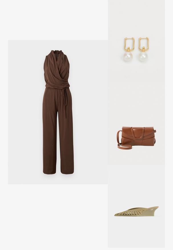 Combinaison marron sans manches avec col en V drapé, taille cintrée avec ceinture nouée et pantalon à jambes larges sur fond uni.; Mule beige à talon compensé avec un design ajouré sur le côté, avec un bout pointu et un talon bas.; Sac à main en cuir marron au design élégant, avec un rabat structuré, un fermoir marqué et une bandoulière réglable pour plus de polyvalence.; Boucles d'oreilles en métal doré en forme de créoles, ornées de deux pendentifs en perles, l'une rose et l'autre blanche, avec une surface lisse et brillante et un design minimaliste.