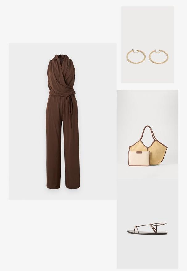 Mono marrón sin mangas con escote en V drapeado, cintura ceñida con cinturón y pantalones de pierna ancha sobre fondo liso.; Sandalia de cuero marrón con tiras finas, un acento circular dorado y suela plana. Diseño minimalista con un detalle de hebilla ajustable.; Bolsa tote tejida en beige con ribete y asas marrones, acompañada de una bolsa más pequeña beige con bordes marrones y cremallera.; Par de pendientes de aro dorados de tamaño mediano con un diseño texturizado y con cuentas sobre un fondo claro y liso.