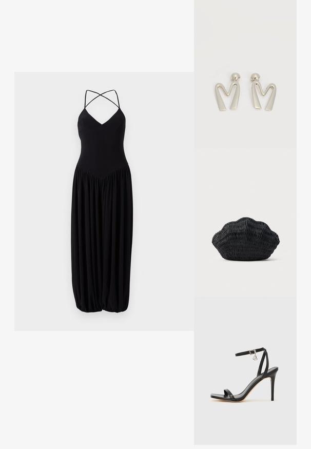 Schwarzes ärmelloses Kleid mit V-Ausschnitt, ausgestattet mit überkreuzten Trägern und einem gerafften, ballonförmigen Rock. Hergestellt aus weichem, leichtem Stoff.; Schwarze High-Heel-Sandale mit schmalem Knöchelriemen, quadratischer Zehenbox, glattem Leder und metallischem Schnallenakzent.; Schwarze Korbtasche in Muschelform mit gebogenem Oberteil und gewebter Textur auf einfarbigem Hintergrund.; Paar silberfarbene Metallohrringe in Form des kantigen Buchstabens M mit abgerundeten Stegen auf weißem Hintergrund.