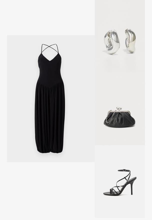 Schwarzes ärmelloses Kleid mit V-Ausschnitt, ausgestattet mit überkreuzten Trägern und einem gerafften, ballonförmigen Rock. Hergestellt aus weichem, leichtem Stoff.; Schwarze High-Heel-Sandale mit dünnen Riemen, einem Knöchelverschluss, einer glatten Lederoberfläche und einem schlanken Stiletto-Absatz.; Schwarze Leder-Clutch mit geraffter Textur, silberfarbener Metallrahmen, Druckverschluss und Kettenriemen. Glatte, weiche Oberfläche.; Silberne skulpturale Ohrringe mit glatten, geschwungenen Formen und reflektierenden Oberflächen. Sie verfügen über ein geschlossenes Ringdesign und eine ausgeprägte organische Form.