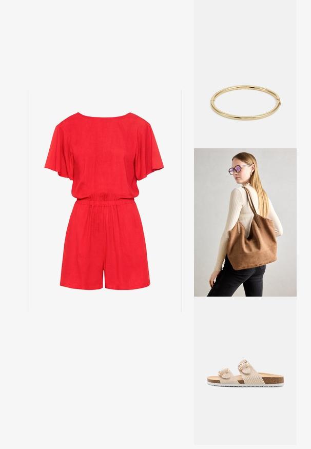 Mono corto rojo de manga corta con escote redondeado, cintura ceñida y tela fluida. Presenta un ajuste relajado y diseño de pantalones cortos.; Sandalia deslizante de pana beige con dos correas ajustables y herrajes en tono dorado, que presenta una entresuela de corcho y una suela exterior de goma blanca.; Bolso de tote de ante marrón con textura suave, gran abertura y asas largas. Presenta un diseño sencillo con costuras visibles y sin herrajes.; Brazalete de oro con una superficie lisa y brillante, que presenta una forma redonda y un sutil detalle de cierre.