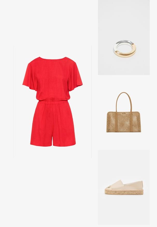 Mono corto rojo de manga corta con escote redondeado, cintura ceñida y tela fluida. Presenta un ajuste relajado y diseño de pantalones cortos.; Espadrille beige con una puntera metálica dorada y suela de yute trenzada. Parte superior de cuero suave con una silueta plana y diseño sin cordones.; Bolso rectangular tejido color cuero claro con dos asas largas y lisas y un patrón de celosía abierta en todo el cuerpo del bolso.; Uncommon Matters FLIPPED - Anillo - gold-coloured/bicolor