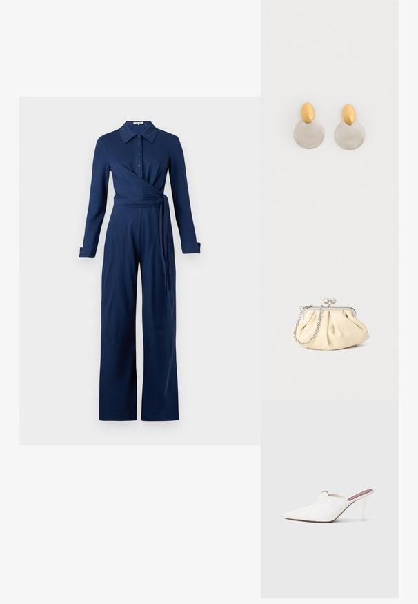 Marineblå jumpsuit i blødt stof med lange ærmer, krave, knaplukning foran og et slå-om design med bånd i taljen.; Hvide mule sko med spids snude, plisseret tekstur på overdelen og en slank stilet hæl. Glat overflade og minimalistisk design.; Plisseret beige læderclutch med en sølvmetalramme, der har to runde dekorative låse og en sølvkædetrasporte.; Guld- og sølvmetalløreringe med en rund skivebund og et ovalt topstykke, glat tekstur og poleret finish.