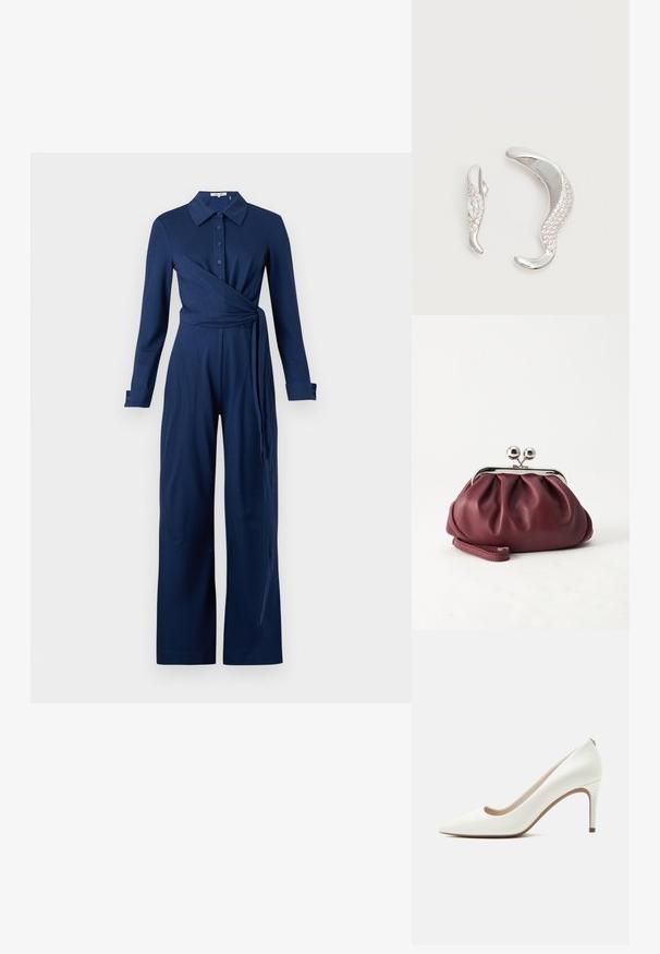Navyblauwe jumpsuit van zachte stof, voorzien van lange mouwen, een kraag, knoopsluiting aan de voorkant en een wikkeldesign met een ceintuur in de taille.; Witte leren pumps met spits toelopende neus, een smalle hoge hak en een gladde afwerking, zijkant weergegeven op een effen lichte achtergrond.; Kleine bordeauxrode leren clutch-portemonnee met zilverkleurige metalen sluiting en polsbandje op een witte achtergrond.; Twee gebogen zilveren oorbellen, de één groter dan de ander, beide versierd met kleine fonkelende kristallen langs één rand.