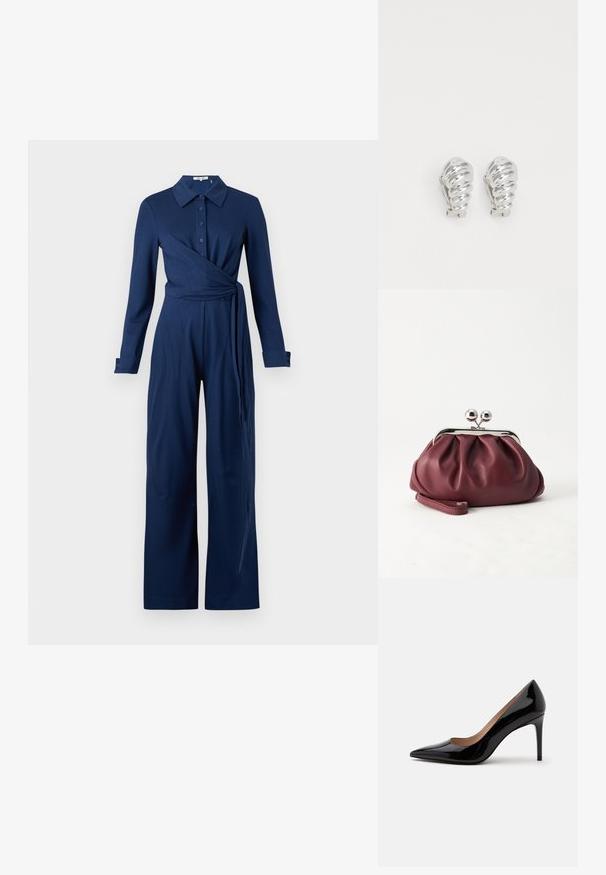Marineblå jumpsuit i blødt stof med lange ærmer, krave, knaplukning foran og et slå-om design med bånd i taljen.; Sort laklæder pumps med høje hæle, spids snude og stilethæl, vist i sideprofil på en ensfarvet hvid baggrund.; Lille bordeauxlæder clutch-pung med sølv metal lukning og håndledsrem på hvid baggrund.; Sølv clip-on øreringe med spiralmønster, der har en glat metallisk tekstur og runde former. Ingen synlige udsmykninger eller mønstre.