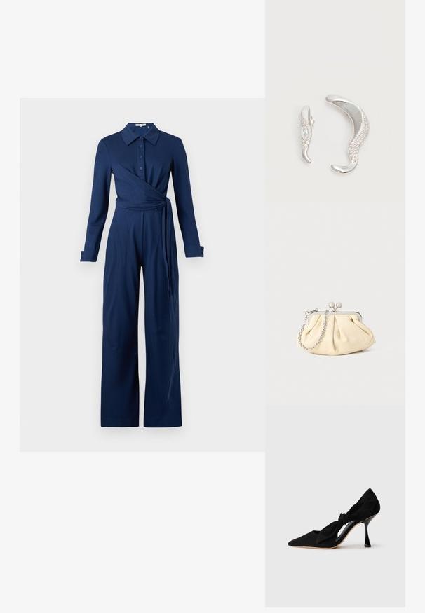 Navyblauwe jumpsuit van zachte stof, voorzien van lange mouwen, een kraag, knoopsluiting aan de voorkant en een wikkeldesign met een ceintuur in de taille.; Zwarte suede hoge hak schoen met een puntige neus en een knoopdetail aan de zijkant. Heeft een glanzende stiletto hak en een uitgesneden ontwerp.; Geplooide beige leren clutch met een zilveren metalen frame, voorzien van twee ronde decoratieve sluitingen en een zilveren kettingriem.; Twee gebogen zilveren oorbellen, de één groter dan de ander, beide versierd met kleine fonkelende kristallen langs één rand.