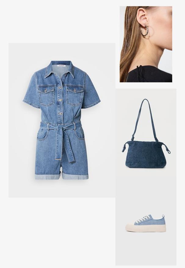 Denim jumpsuit med korte ærmer, krave, to brystlommer, bælte i taljen og opkrøllede ærmer. Lys blå farve med let tekstur.; Lyseblå lærredssneakers med en cremefarvet gummitåhætte og sål, udstyret med hvide snørebånd og en træksløjfe på hælen.; Mørkeblå denim skuldertaske med knyttede stropender og en enkel rektangulær form mod en hvid baggrund.; Sølv hoop ørestik med en poleret overflade, prydet med små guld accenter og en rund form, båret på øreflippen.