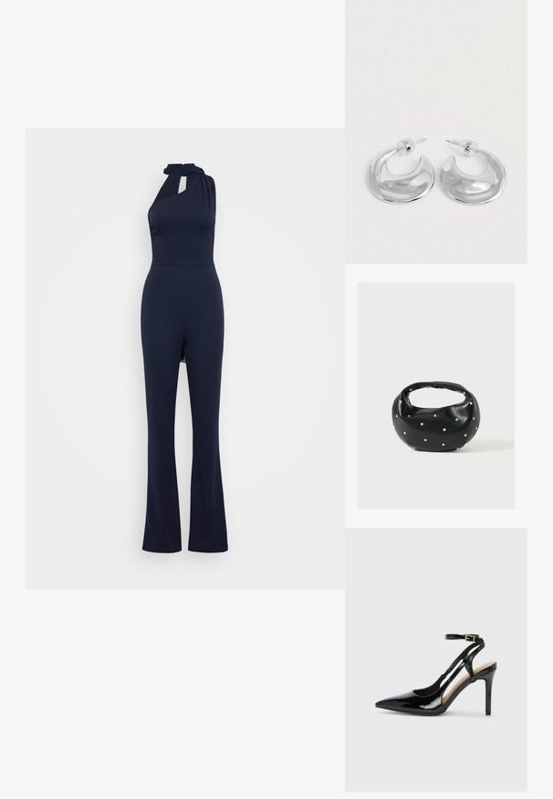 Mono sin mangas de color azul marino con cuello halter, detalle en forma de ojo de cerradura en la parte frontal, cuerpo ajustado y diseño de pierna acampanada en una tela suave.; Zapato de charol negro de tacón alto, tipo slingback, con punta afilada, correa ajustable en el tobillo y lados abiertos. Textura lisa.; Bolso de mano de cuero negro con forma redondeada, decorado con detalles de tachuelas plateadas y un asa corta. Textura lisa y cierre con cremallera.; Un par de pendientes de aro en forma de media luna pulidos en plata, con respaldos de plástico transparente, sobre una superficie blanca.