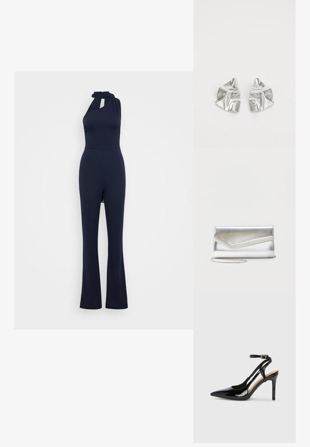 Marineblå udenærmet jumpsuit med halterneck, nøglehul-frontdetalje, tætsiddende overdel og flagrende bukser i et glat stof.; Sorte laklæder højhælede slingback-sko med spids tå, justerbar ankelrem og åben sider. Glat tekstur.; Skinnende sølv clutch taske med kuvertlåg og dekorativ kant, lille sølvkæde, på ensartet lys baggrund.; Sølvmetal øreringe med et bølgende, skulpturelt design, der har en poleret overflade og uregelmæssige former, hvilket fremhæver en moderne æstetik.