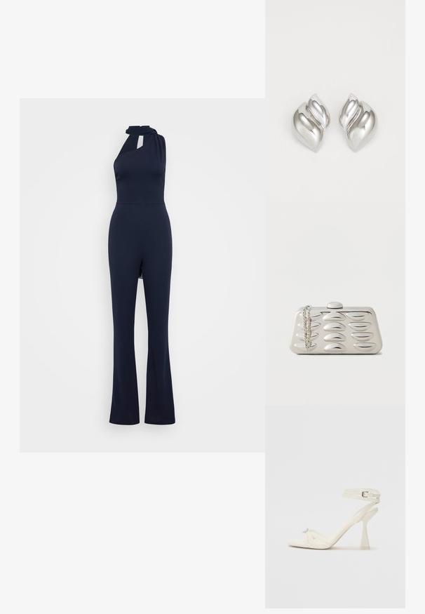 Mono sin mangas de color azul marino con cuello halter, detalle en forma de ojo de cerradura en la parte frontal, cuerpo ajustado y diseño de pierna acampanada en una tela suave.; Sandalía de tacón alto con tiras en cuero blanco, con un diseño elegante, un tacón bloque transparente y un elemento decorativo en la punta.; Clutch rectangular plateado con patrones ovalados en relieve en el frente y una cadena de plata colgada sobre una esquina sobre un fondo liso.; Pendientes de plata con una forma orgánica y abstracta. Superficie lisa y brillante con un diseño cónico. Presentan suaves curvas y un detalle de línea central.
