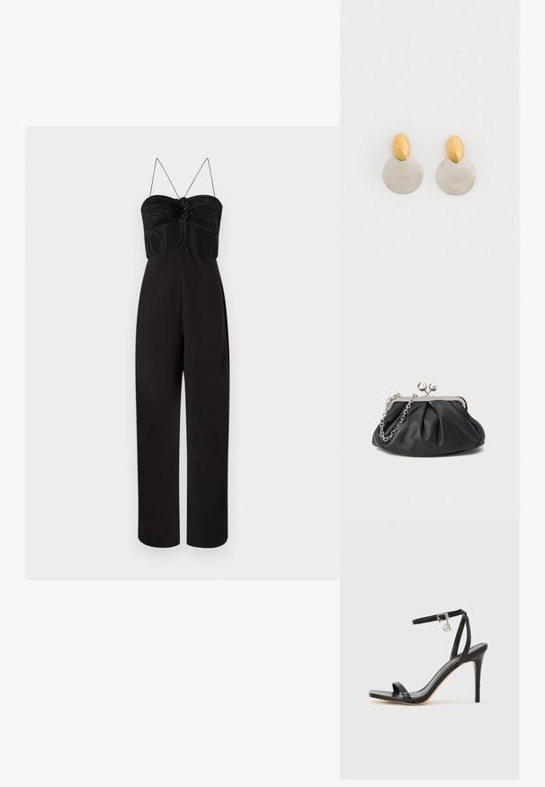 Zwarte jumpsuit met een geplooid lijfje met een bloemenaccent, dunne spaghettibandjes en wijde broekspijpen. Soepele stof met een matte afwerking.; Zwarte sandaal met hoge hak, smalle enkelband, vierkante neus, soepel leermateriaal en metalen gespsluiting.; Zwarte leren clutch met geplooide textuur, zilverkleurig metalen frame, drukknopsluiting en kettingriem. Glad, zacht oppervlak.; Gouden en zilveren metalen oorbellen met een ronde schijfbasis en een ovale bovenstuk, gladde textuur en gepolijste afwerking.