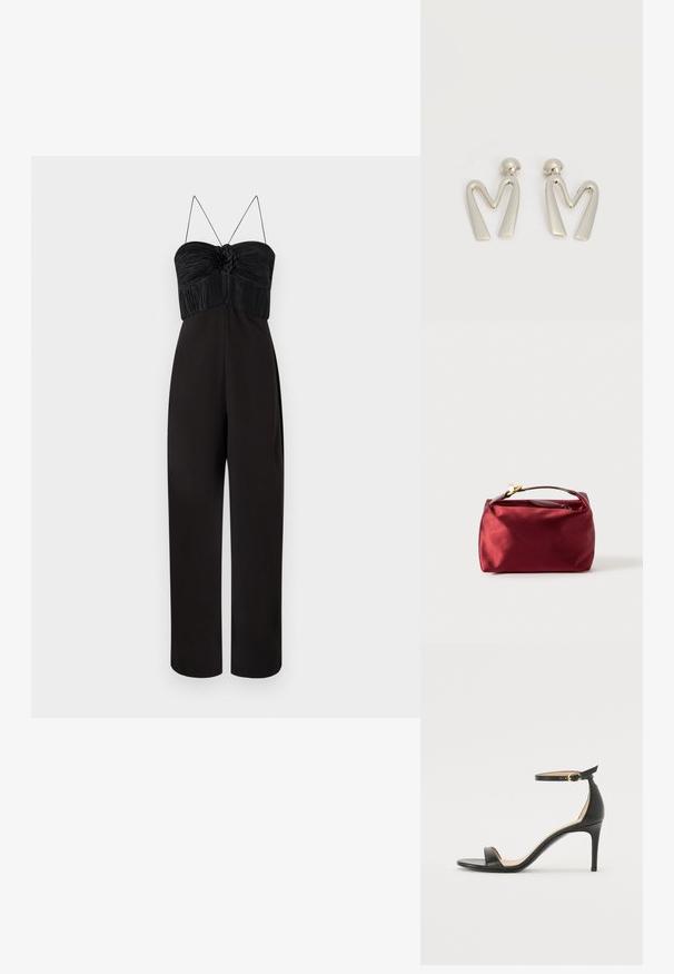 Zwarte jumpsuit met een geplooid lijfje met een bloemenaccent, dunne spaghettibandjes en wijde broekspijpen. Soepele stof met een matte afwerking.; Zwarte leren hoge hak sandaal met enkelbandje. Heeft een gladde textuur, open teen en een dunne hak. Gouden gesp detail.; Bordeaux satijnen cosmetica tas met een rechthoekige vorm, ritssluiting en een kort handvat. Beschikt over een minimalistisch ontwerp en een gladde textuur.; Paar zilverkleurige metalen oorbellen in de vorm van een hoekige letter M met afgeronde stekers op een witte achtergrond.