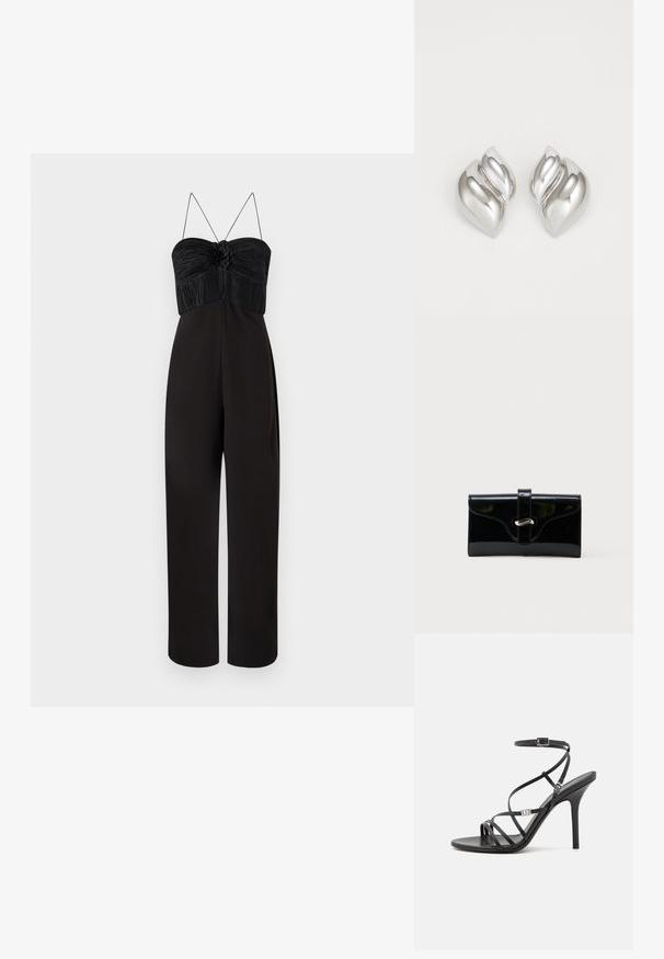 Sort jumpsuit med et plisseret liv med en blomsterdetalje, tynde spaghetti-stropper og vide ben. Glat stof med mat overflade.; Sort højhælet sandal med tynde stropper, en ankelspænde, en glat læderoverflade og en slank stilethæl.; Sort blank rektangulær pung med forreste rem og sølvfarvet metalspænde, sat mod en ensfarvet hvid baggrund.; Sølvøreringe med en organisk, abstrakt form. Glat, skinnende overflade med et tilspidset design. Har subtile kurver og en centrallinje detalje.