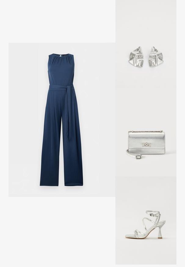 Combinaison bleu marine sans manches avec jambes larges, encolure froncée et ceinture en tissu assortie nouée à la taille.; Sandale à talons hauts argentée présentant plusieurs brides croisées, une bride de cheville avec boucle, et un talon sculpté, le tout avec une finition métallique brillante.; Petit sac à main rectangulaire en métal argenté avec bandoulière chaîne, rabat avant et fermeture à verrou rectangulaire.; Boucles d'oreilles en métal argenté avec un design ondulé et sculptural, présentant une finition polie et des formes irrégulières, mettant en valeur une esthétique contemporaine.