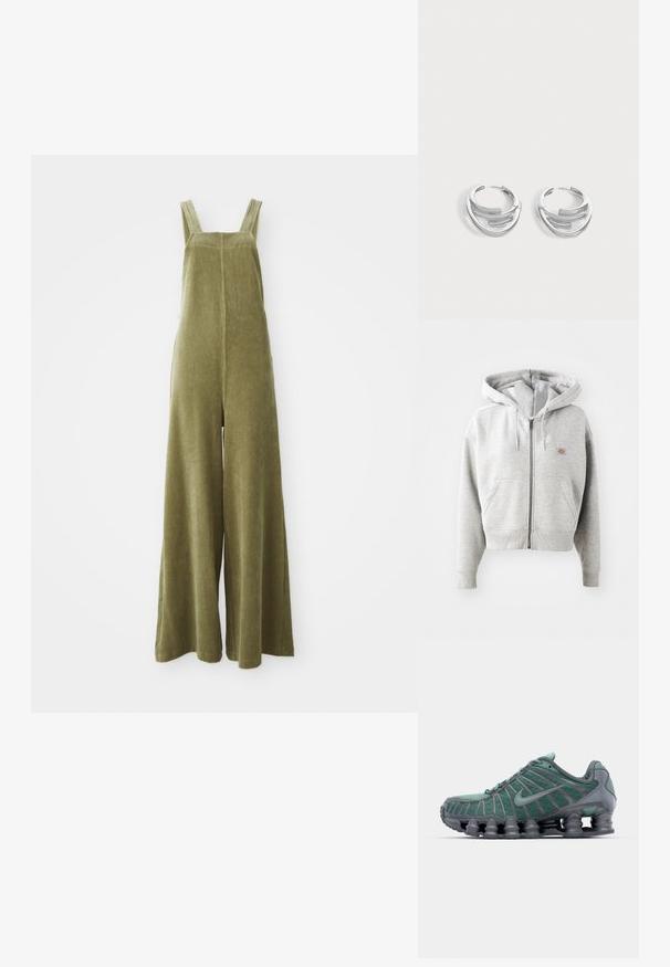 Olivgrüne Corduroy-Overalls mit weitem Bein, verstellbaren Trägern und einer strukturierten Oberfläche. Einfaches Design, keine sichtbaren Muster oder Beschläge.; Grauer Reißverschluss-Hoodie mit einer Vorderasche, verstellbarem Kordelzug-Hauben, gerippten Bündchen und einem kleinen Logo auf der Brust. Material aus Baumwollmischung.; Grüne und graue Nike-Sneaker mit einem strukturierten Mesh-Obermaterial und einem auffälligen Schnürsystem. Sie verfügen über eine markante segmentierte Sohle für Dämpfung.; Paar polierte silberne Creolen mit geschichtetem, gebogenem Stabdesign auf einem einfarbigen hellen Hintergrund.