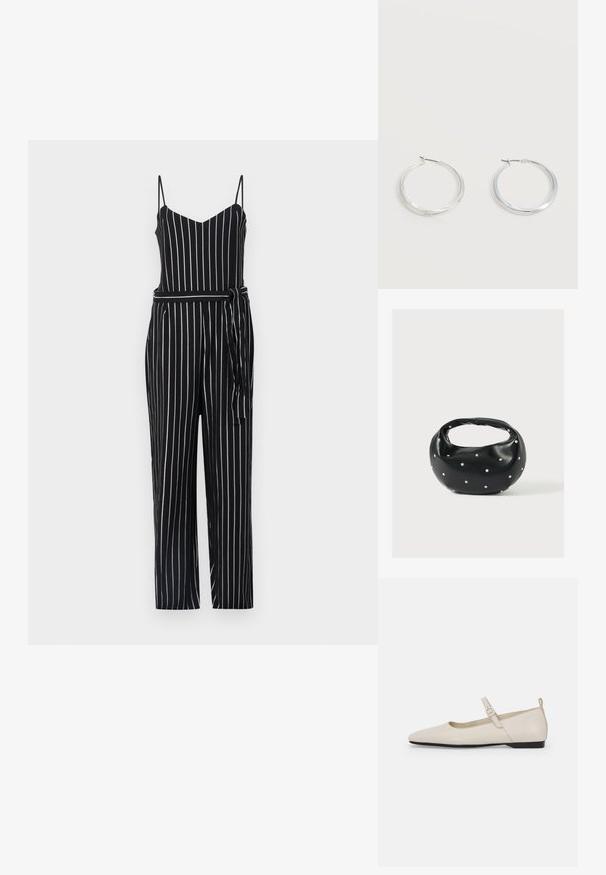 Sorte og hvide stribede jumpsuit med v-udskæring, fine stropper og båndelastik i taljen. Materialet ser letvægtsagtigt ud med en glat tekstur.; Hvide ballerinasko i læder med spids tå, ankelsnor og lav sort hæl. Glat tekstur med minimale detaljer.; Sort læderhåndtaske med en rundet form, dekoreret med sølvnitter, og et kort håndtag. Glat tekstur og lynlåslukning.; Sølvfarvede metaloorringe med glat, let buet overflade og låsemekanisme på en ensfarvet hvid baggrund.