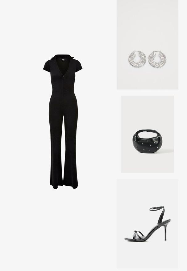 Sort jumpsuit med lynlås foran, korte ærmer og krave. Vide ben og en tætsiddende talje, lavet af en glat, strækbar stof.; Sort laklæder høje hæle sandal med tynde remme, der krydser tæerne, og en ankel spænde rem på en hvid baggrund.; Sort læderhåndtaske med en rundet form, dekoreret med sølvnitter, og et kort håndtag. Glat tekstur og lynlåslukning.; Sølvøreringe med flere klare krystaludsmykninger, med en struktureret overflade og et åbent rundt design.