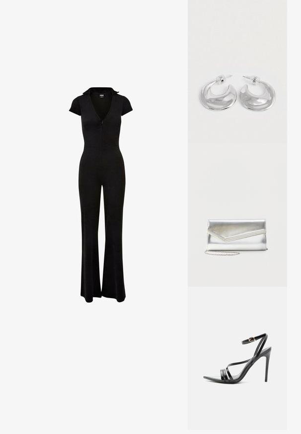 Combinaison noire avec une fermeture éclair à l'avant, des manches courtes et un col. Jambes évasées et taille cintrée, fabriquée en un tissu lisse et extensible.; Sandale noire à talon haut avec de fines brides sur les orteils et la cheville, avec une boucle dorée sur un talon aiguille élancé.; Pochette argentée brillante avec rabat style enveloppe et garniture décorative, petite bandoulière chaîne argentée, sur fond clair uni.; Une paire de boucles d'oreilles en croissant argenté poli avec des supports en plastique transparent sur une surface blanche.