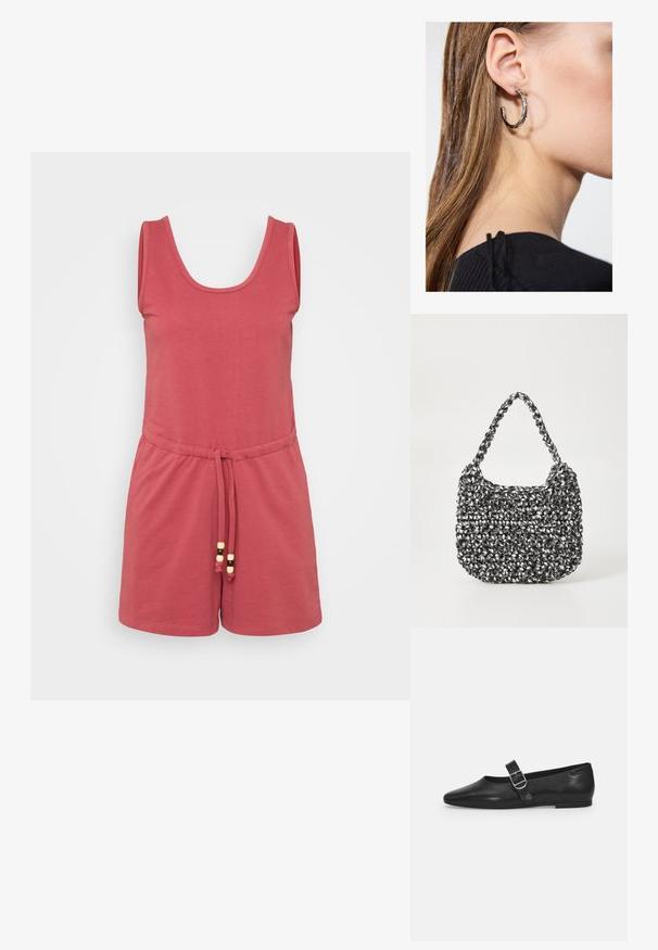 Rompers sans manches rouge avec un décolleté arrondi, une taille élastique et des détails à cordon de serrage agrémentés de perles en bois. Tissu doux et lisse.; Chaussure plate en cuir noir avec un bout arrondi, une seule sangle réglable à boucle et une texture lisse et brillante. Design minimaliste avec un petit talon.; Sac en osier noir et blanc de forme arrondie, avec une surface texturée et une poignée tressée. Convient à un usage décontracté.; Boucle d'oreille en argent avec une finition polie, présentant de petits détails en or et de forme ronde, portée sur le lobe.