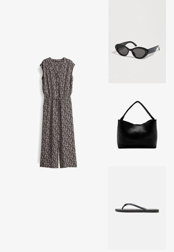 Schwarzer und cremefarbener gemusterter Jumpsuit mit kurzen Ärmeln, V-Ausschnitt und elastischem Bund. Der Stoff wirkt leicht und hat ein fließendes Design.; Schwarze Gummizehensandale mit strukturierter Sohle und Y-förmigem Riemen, seitlich auf weißem Hintergrund dargestellt.; Schwarze Sonnenbrille mit übergroßer Cat-Eye-Form. Glatte Kunststofffassung mit dunklen Gläsern und kleinen Sternakzenten an den Seiten.; Schwarze gewebte Handtasche mit einem geflochtenen Griff, rechteckiger Form und glänzend strukturierter Oberfläche.
