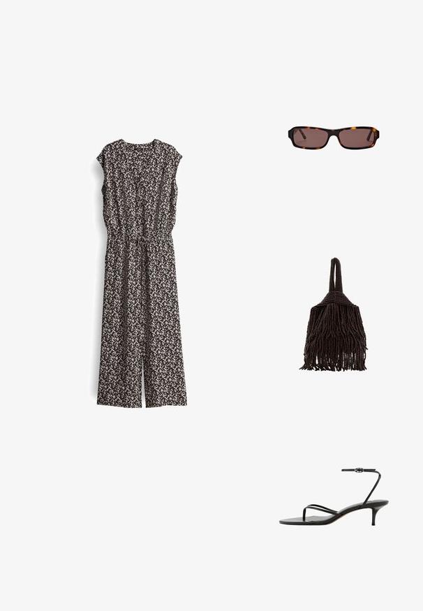 Schwarzer und cremefarbener gemusterter Jumpsuit mit kurzen Ärmeln, V-Ausschnitt und elastischem Bund. Der Stoff wirkt leicht und hat ein fließendes Design.; Schwarze Riemchensandale mit dünnem Riemen mit Schnalle am Knöchel, Zehenring und schlankem mittelhohem Kittenabsatz auf weißem Hintergrund.; Rechteckige Schildpatt-Sonnenbrille mit dunkelbraunen Gläsern und schlanken Bügeln, vor weißem Hintergrund dargestellt.; Kleine dunkelbraune Handtasche, bedeckt mit dichten Perlensträngen, mit einem geschlungenen Griff und einem fransigen, strukturierten Design.