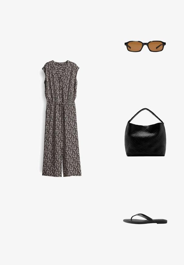 Zwart en crèmekleurig jumpsuit met patroon, korte mouwen, V-hals en elastische tailleband. Stof lijkt lichtgewicht met een vloeiende uitstraling.; Zwarte teenslipper met een platte zool, eenvoudige Y-vormige bandjes en minimale voering, gezien vanuit de zijkant tegen een witte achtergrond.; Zwarte rechthoekige zonnebril met dikke monturen en bruin getinte glazen, getoond van voren op een witte achtergrond.; Zwarte geweven handtas met een enkele gevlochten handgreep en een brede, zachte rechthoekige vorm tegen een witte achtergrond.