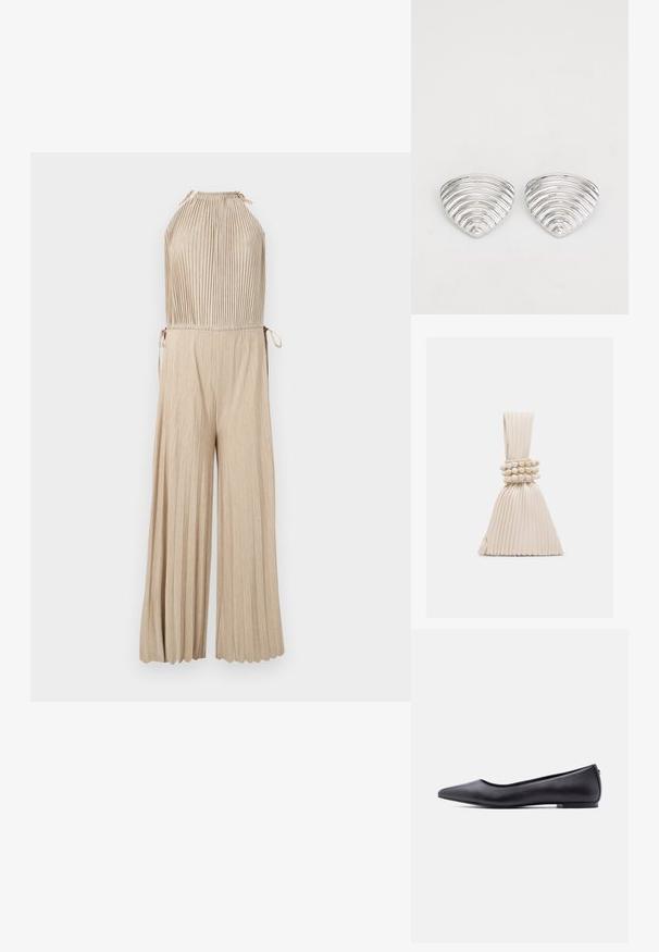 Combinaison beige plissée sans manches avec col halter et pantalon large, avec liens latéraux à la taille.; Chaussure plate en cuir noire à bout pointu avec petit talon, vue de profil sur fond blanc.; Petit sac à main beige plissé avec une anse nouée et trois bracelets ronds en perles enroulés autour du milieu.; Boucles d'oreilles en argent avec un design ondulé et texturé, en forme de croissants superposés ; la finition polie accentue les qualités réfléchissantes.