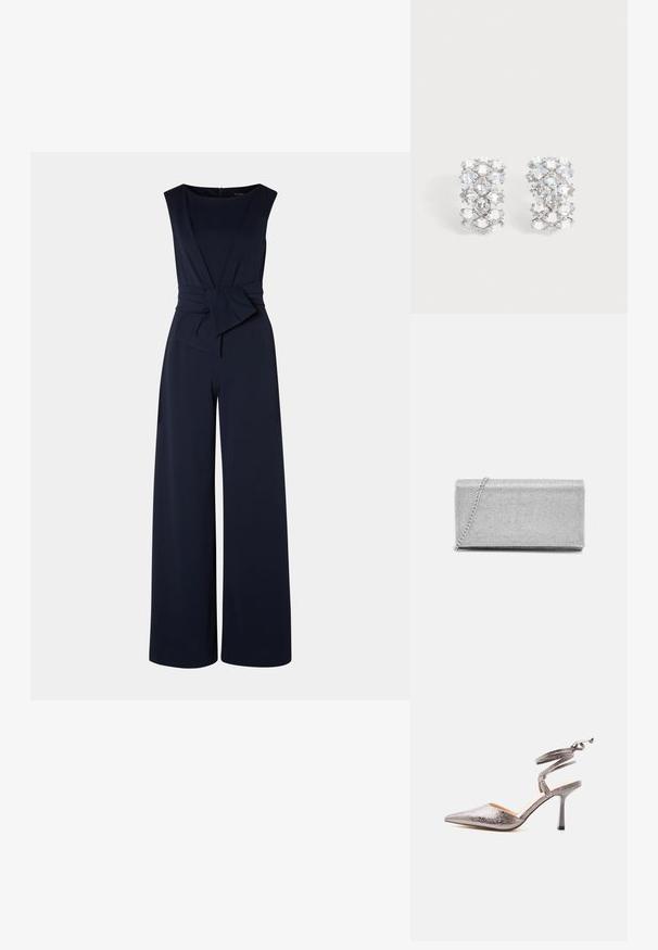 Combinaison bleu marine avec des jambes larges, un corsage ajusté et un décolleté en V. Elle présente un nœud à l'avant et une fermeture éclair au dos.; Chaussure à talon haut pointu métallique argenté avec bride enveloppante autour de la cheville et talon stiletto fin sur fond blanc.; Pochette en métal argenté avec un design en maillage tissé, de forme rectangulaire, et une chaîne pour le transport. Texture lisse et finition polie.; Paire de boucles d'oreilles ton argent avec plusieurs cristaux clairs facettés disposés en motif géométrique.